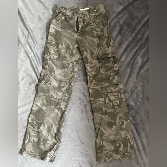 VIRAL Abercrombie & Fitch Camo Cargo Pant - Picture 2 of 4
